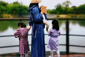 谢娜与仨女儿首同框，跳跳俏俏个头蹿到妈妈腰间，妹妹长得肉嘟嘟图片