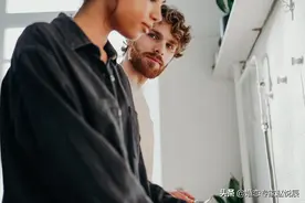 一个男人真心爱你，他的身体会对你有这3种反应，骗不了人图片