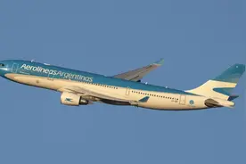 阿根廷航班突遭强气流，因没系安全带，这成了他们的噩梦图片