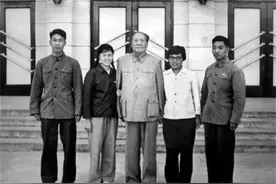 1954年毛主席去北戴河看日出，哨兵半山举枪拦住：你们是何人图片