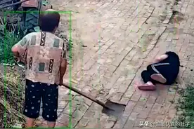 老人挥起铁锹就往邻居身上砸，怎样解决老人犯法事件成社会难题图片