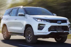 新丰田穿越者首次曝光，柴油2.8T用上，4驱用上，外观霸气又犀利图片