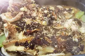 居家版豆豉烤鱼，鱼肉鲜嫩，配菜丰富，下厨的男人差不了图片