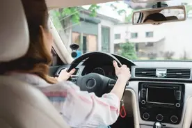 高温“烤”验，赶紧自查！这些东西千万别放车里图片