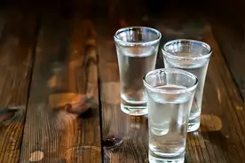 年轻时每天都喝“2两白酒”的人如今怎么样了？70岁大爷说出真相图片