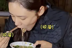 秋瓷炫深夜大口吃火锅好真实，穿着朴素接地气，素颜出镜状态好图片