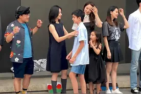 潘粤明转发董洁与儿子近照，意外上热搜，与尹姝贻的恋情稳定图片