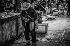 拾荒老人捡到7斤铁棍，熔炼成4斤黄金，考古专家：3个亿没了图片