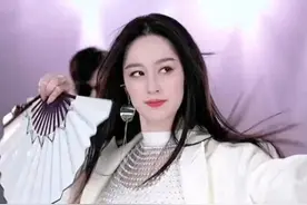 唐艺：真实身材五五分，腿又短又粗，打扮还土气，粉丝品位奇葩图片