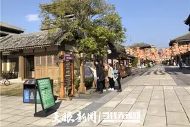 贵州都匀：秦汉影视城，游客打卡忙图片