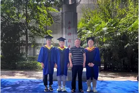 西科大三名硕士毕业生与导师来兴平的故事图片