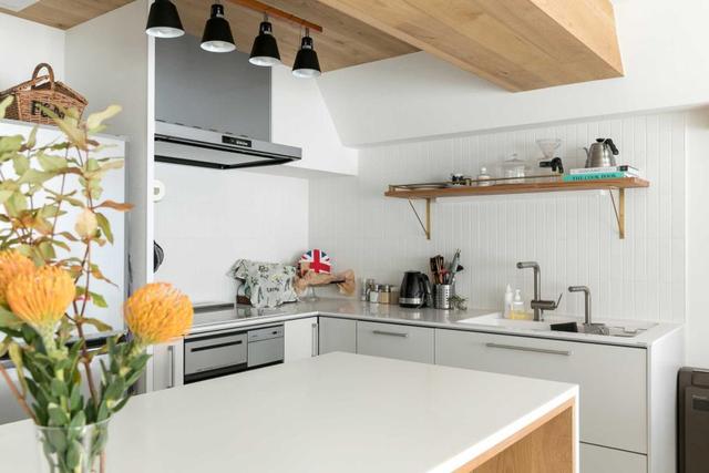 越来越多厨房不装吊柜了,现在流行这样设计,拿取方便又能装