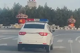 无牌警车街头行驶，网友发视频求核实；交警部门：系公安内部巡逻车，已依法要求其处理图片