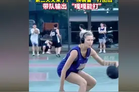 外国美女穿裙子打球干翻全场男生，网友看到长相后：特朗普女儿？图片