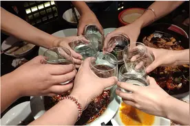 酒桌上倒酒，为啥要先从右边倒？建议弄懂，免得闹笑话图片