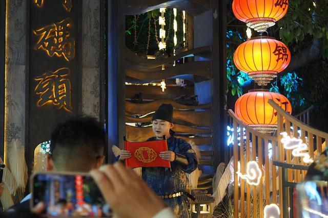 活力中国调研行 ｜ 夜游锦江点亮成都夜经济的“流动新图景”