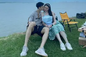 恭喜！广东宏远21岁小将公布恋情，女友肤白貌美，郎才女貌太甜了图片