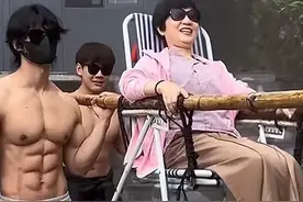 江西三清山肌肉帅哥抬轿，阿姨们笑得合不拢嘴，体育生就业新方向图片