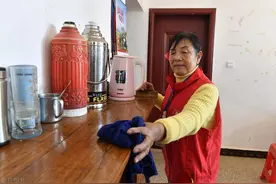 55岁保姆拒绝70岁有钱老人求婚，坦言干活拿钱更踏实图片