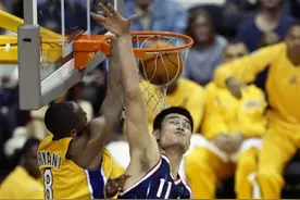 姚明作为背景板的那些年图片