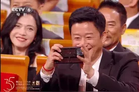 颁奖礼10大搞笑名场面：黄渤忘词，吴京拍照，刘德华看成龙修椅子图片