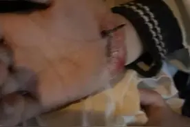 女孩手掌扎进墙缝钉子，沈阳消防巧施救援图片