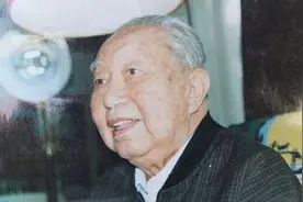 1976年唐山地震后，华国锋视察灾情，期间一番演讲，激起掌声雷动图片