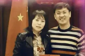 41岁女老板，婚姻失败后爱上小19岁下属，50岁的时候生下3胞胎图片