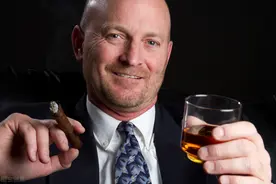 男人的烟酒茶与手表图片