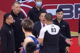 上海队被山东队压着打！李春江发火，怒解领带，迫使裁判改判图片