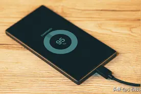 手机充电到100%再拔？原来都做错了，难怪电池越来越不耐用图片