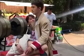 怪不得影视剧只敢拍上半身，镜头下移后，是观众不能看的全貌图片