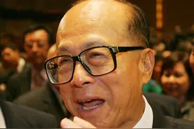 95岁李嘉诚坐轮椅到寺庙，探寻晚年生活的真谛图片