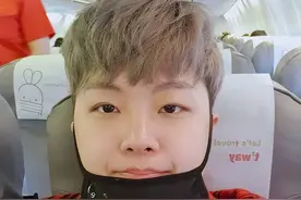 韩国小哥男扮女装专钓图谋不轨的男人，直播揭露身份后惨遭暴打图片