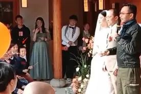 汪涵一家三口罕同框，杨乐乐抱儿子母爱满满，7岁小沐沐五官优越图片