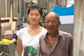 1997年7旬老汉捡到兔唇弃婴，拾荒供读养大，22年后培养成女护士图片