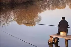 2003年，河南老人钓到一只“乌龟”，背插4箭，专家：一杆钓18亿图片