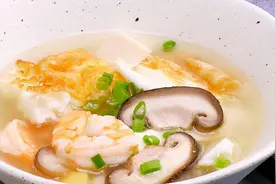 夏天试试这道汤，清淡爽口不油腻，营养美味，汤汁浓白老少皆宜图片