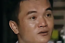 1996年海南巨蟒报恩当“保姆”，与主人同眠，还帮着护院、带孩子图片