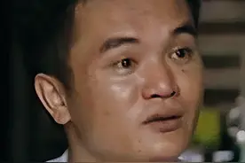 1996年海南巨蟒报恩当“保姆”，与主人同眠，还帮着护院、带孩子图片