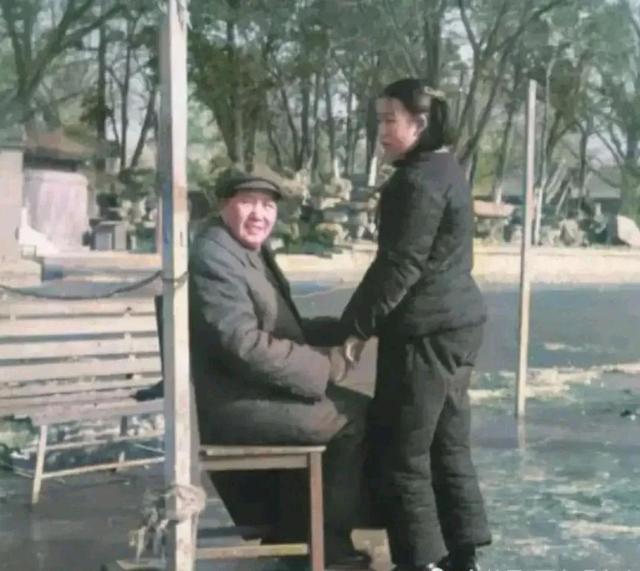 [永远的思念]毛主席和李讷的合影，他拉着女儿的手，眼神中充满父爱