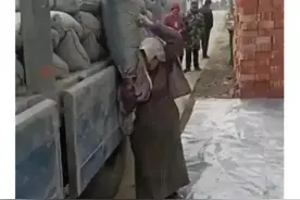 网爆寒冬天七十大爷还在为生活而扛水泥，与何不食肉糜有什么区别图片