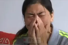 44岁大妈网恋28岁小伙，为爱转账400多万，坦言: 他有腹肌我受不了图片