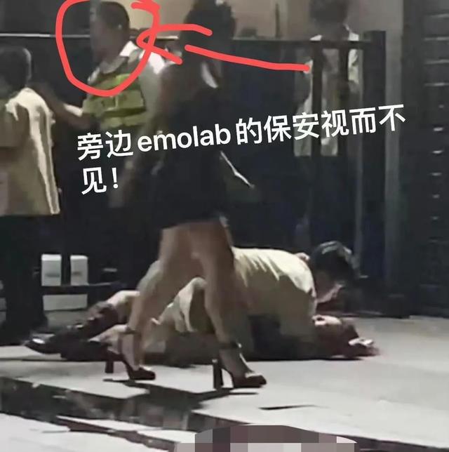 酒吧门口男女发生关系，疑似女方不清醒事件，警方通报后续来了