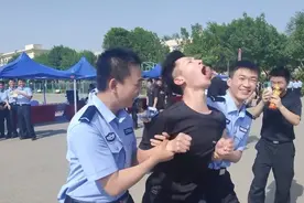 孟晚舟佩戴的同款电子脚镣被中国玩出新花样，民警体验秒变铁拐李图片