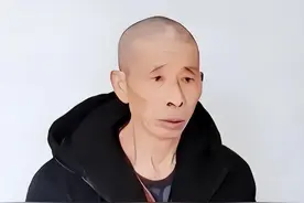 23年湖北72岁老人拍遗照留念，躺棺材里喝农药，枕头下留下8个字图片