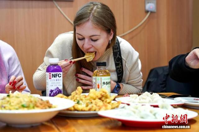 吃饺子逛超市做针灸 俄罗斯游客为何热衷饶河过周末？