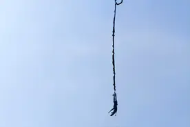 惊险！女游客体验蹦极致休克死亡？图片