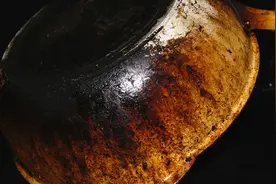 家里锅底，顽固污渍洗不掉？教你一招，不到1分钟旧锅变新锅图片