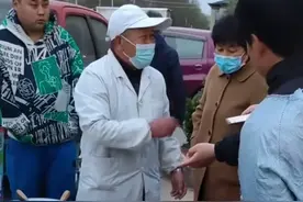 “要一斤切四斤”事件后续，被坑的男子是城管，已经找商贩两天了图片